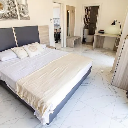 Seafront Penthouse Hotel *